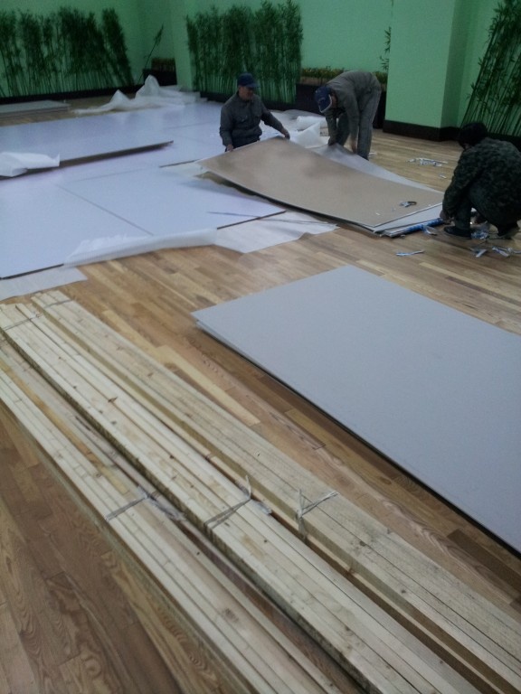 《开心球场》从无到有.感谢!出品人岳宝柱、王亚娟，制片人岳千荷，制片主任高志春，导演魏冬雷，摄影赵迪，外联制片刘传江，美术王彤，后期制作兰健等奋战在第一线上的兄弟姐妹们！We can Do it！