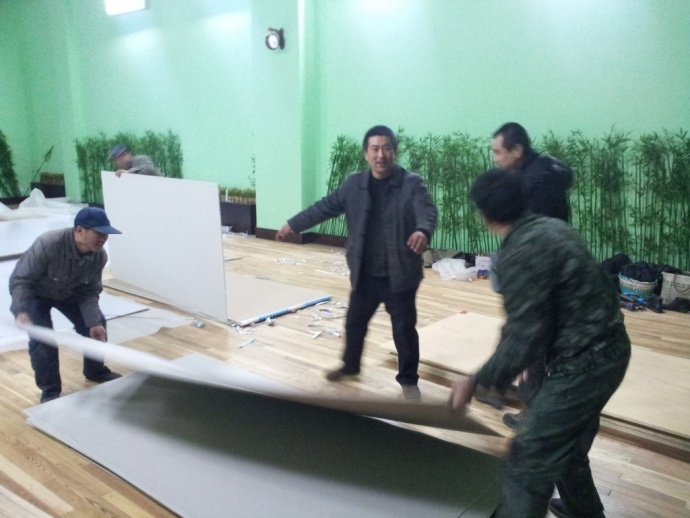 《开心球场》从无到有.感谢!出品人岳宝柱、王亚娟，制片人岳千荷，制片主任高志春，导演魏冬雷，摄影赵迪，外联制片刘传江，美术王彤，后期制作兰健等奋战在第一线上的兄弟姐妹们！We can Do it！