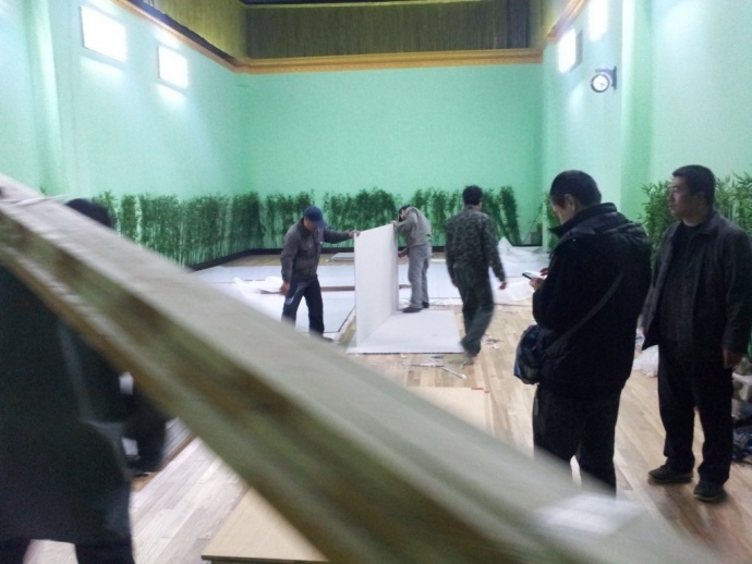 《开心球场》从无到有.感谢!出品人岳宝柱、王亚娟，制片人岳千荷，制片主任高志春，导演魏冬雷，摄影赵迪，外联制片刘传江，美术王彤，后期制作兰健等奋战在第一线上的兄弟姐妹们！We can Do it！