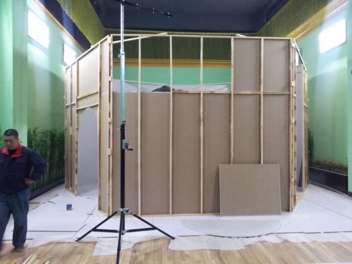 《开心球场》从无到有.感谢!出品人岳宝柱、王亚娟，制片人岳千荷，制片主任高志春，导演魏冬雷，摄影赵迪，外联制片刘传江，美术王彤，后期制作兰健等奋战在第一线上的兄弟姐妹们！We can Do it！