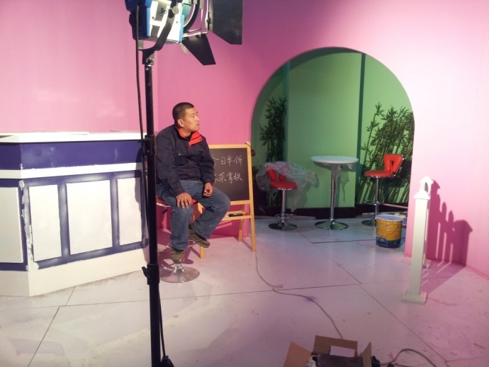 《开心球场》从无到有.感谢!出品人岳宝柱、王亚娟，制片人岳千荷，制片主任高志春，导演魏冬雷，摄影赵迪，外联制片刘传江，美术王彤，后期制作兰健等奋战在第一线上的兄弟姐妹们！We can Do it！