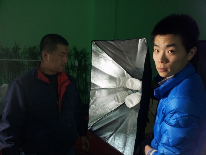 《开心球场》从无到有.感谢!出品人岳宝柱、王亚娟，制片人岳千荷，制片主任高志春，导演魏冬雷，摄影赵迪，外联制片刘传江，美术王彤，后期制作兰健等奋战在第一线上的兄弟姐妹们！We can Do it！