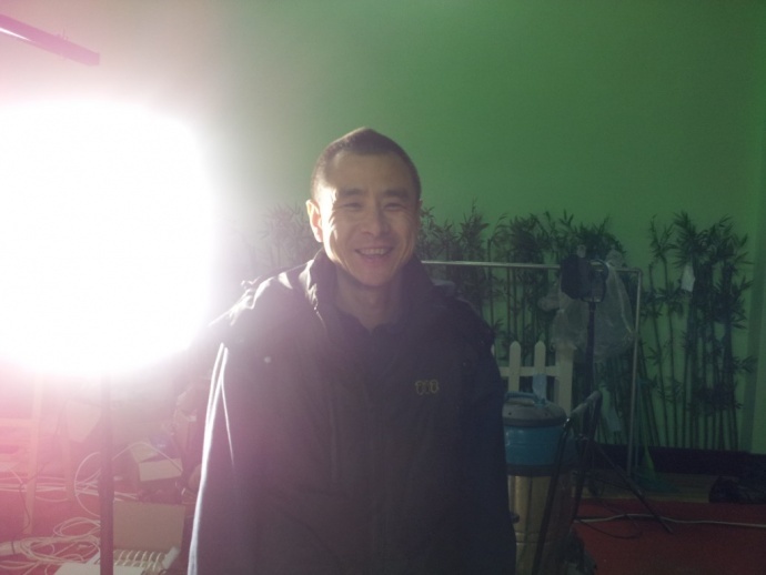 《开心球场》从无到有.感谢!出品人岳宝柱、王亚娟，制片人岳千荷，制片主任高志春，导演魏冬雷，摄影赵迪，外联制片刘传江，美术王彤，后期制作兰健等奋战在第一线上的兄弟姐妹们！We can Do it！