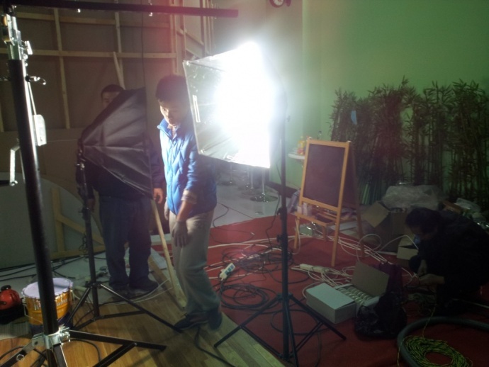 《开心球场》从无到有.感谢!出品人岳宝柱、王亚娟，制片人岳千荷，制片主任高志春，导演魏冬雷，摄影赵迪，外联制片刘传江，美术王彤，后期制作兰健等奋战在第一线上的兄弟姐妹们！We can Do it！