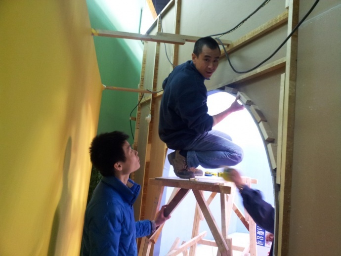 《开心球场》从无到有.感谢!出品人岳宝柱、王亚娟，制片人岳千荷，制片主任高志春，导演魏冬雷，摄影赵迪，外联制片刘传江，美术王彤，后期制作兰健等奋战在第一线上的兄弟姐妹们！We can Do it！