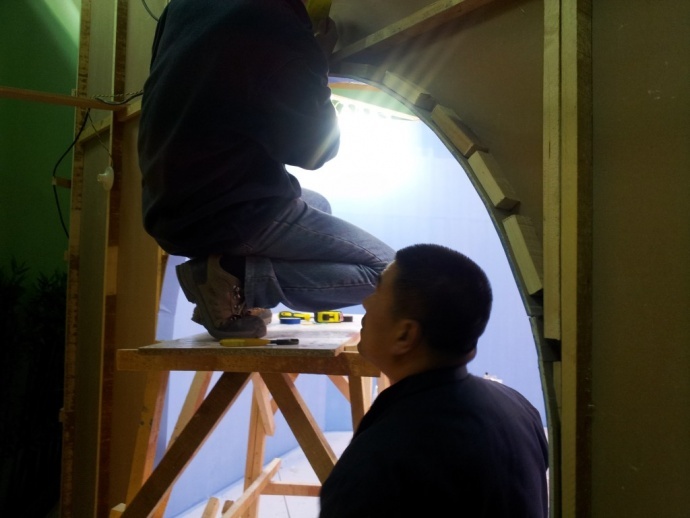 《开心球场》从无到有.感谢!出品人岳宝柱、王亚娟，制片人岳千荷，制片主任高志春，导演魏冬雷，摄影赵迪，外联制片刘传江，美术王彤，后期制作兰健等奋战在第一线上的兄弟姐妹们！We can Do it！