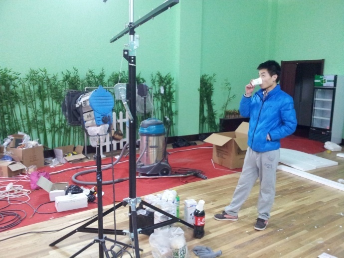 《开心球场》从无到有.感谢!出品人岳宝柱、王亚娟，制片人岳千荷，制片主任高志春，导演魏冬雷，摄影赵迪，外联制片刘传江，美术王彤，后期制作兰健等奋战在第一线上的兄弟姐妹们！We can Do it！