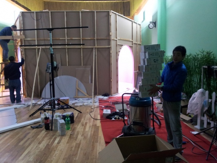 《开心球场》从无到有.感谢!出品人岳宝柱、王亚娟，制片人岳千荷，制片主任高志春，导演魏冬雷，摄影赵迪，外联制片刘传江，美术王彤，后期制作兰健等奋战在第一线上的兄弟姐妹们！We can Do it！