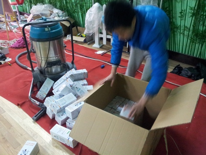 《开心球场》从无到有.感谢!出品人岳宝柱、王亚娟，制片人岳千荷，制片主任高志春，导演魏冬雷，摄影赵迪，外联制片刘传江，美术王彤，后期制作兰健等奋战在第一线上的兄弟姐妹们！We can Do it！