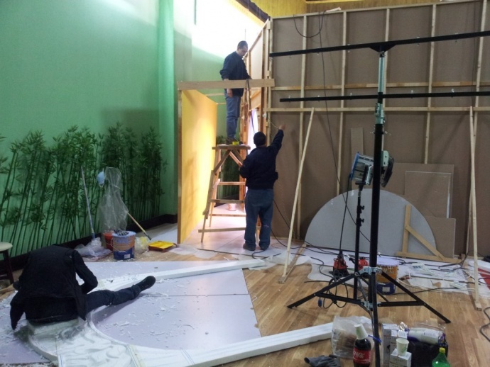 《开心球场》从无到有.感谢!出品人岳宝柱、王亚娟，制片人岳千荷，制片主任高志春，导演魏冬雷，摄影赵迪，外联制片刘传江，美术王彤，后期制作兰健等奋战在第一线上的兄弟姐妹们！We can Do it！