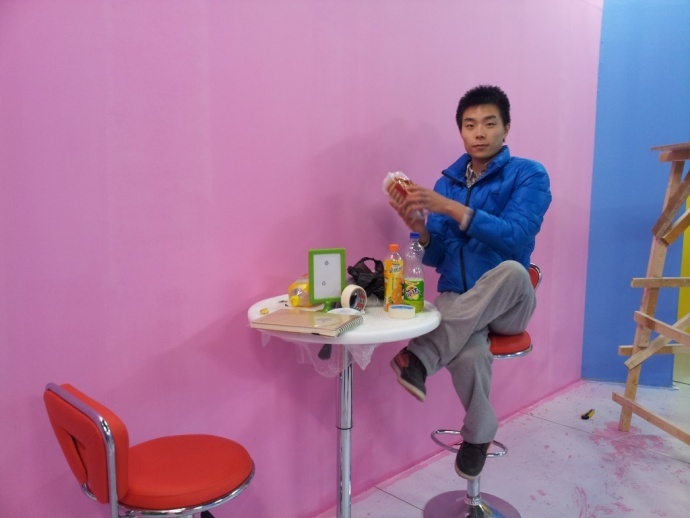 《开心球场》从无到有.感谢!出品人岳宝柱、王亚娟，制片人岳千荷，制片主任高志春，导演魏冬雷，摄影赵迪，外联制片刘传江，美术王彤，后期制作兰健等奋战在第一线上的兄弟姐妹们！We can Do it！