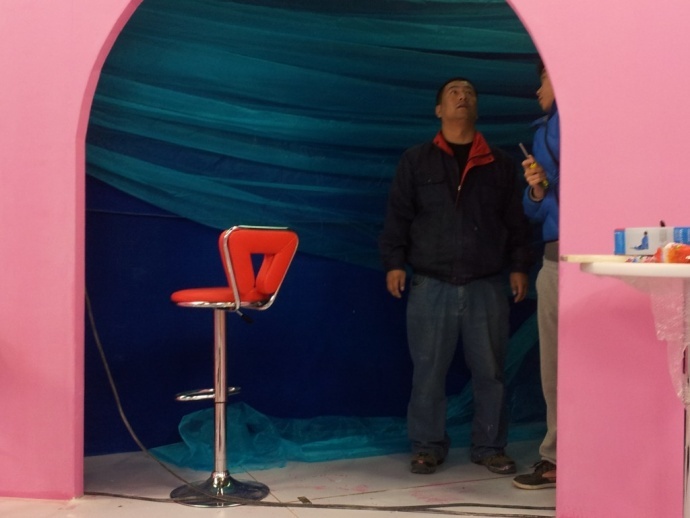 《开心球场》从无到有.感谢!出品人岳宝柱、王亚娟，制片人岳千荷，制片主任高志春，导演魏冬雷，摄影赵迪，外联制片刘传江，美术王彤，后期制作兰健等奋战在第一线上的兄弟姐妹们！We can Do it！