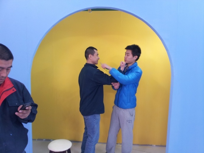 《开心球场》从无到有.感谢!出品人岳宝柱、王亚娟，制片人岳千荷，制片主任高志春，导演魏冬雷，摄影赵迪，外联制片刘传江，美术王彤，后期制作兰健等奋战在第一线上的兄弟姐妹们！We can Do it！