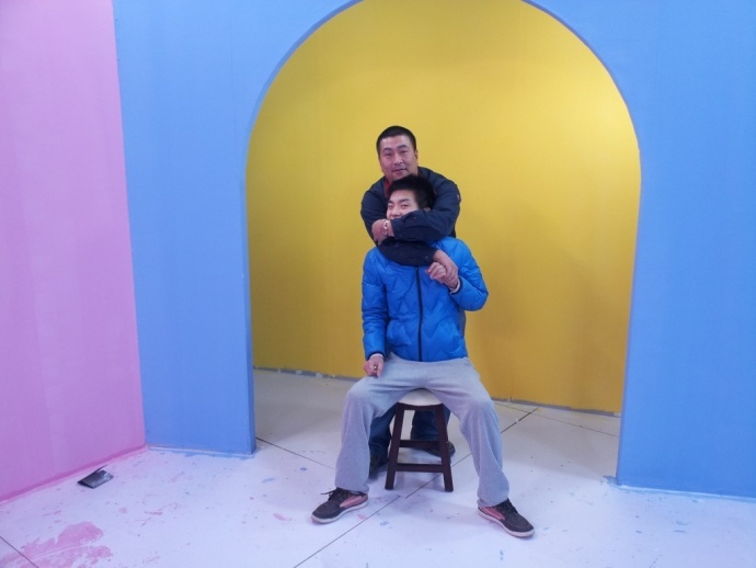 《开心球场》从无到有.感谢!出品人岳宝柱、王亚娟，制片人岳千荷，制片主任高志春，导演魏冬雷，摄影赵迪，外联制片刘传江，美术王彤，后期制作兰健等奋战在第一线上的兄弟姐妹们！We can Do it！