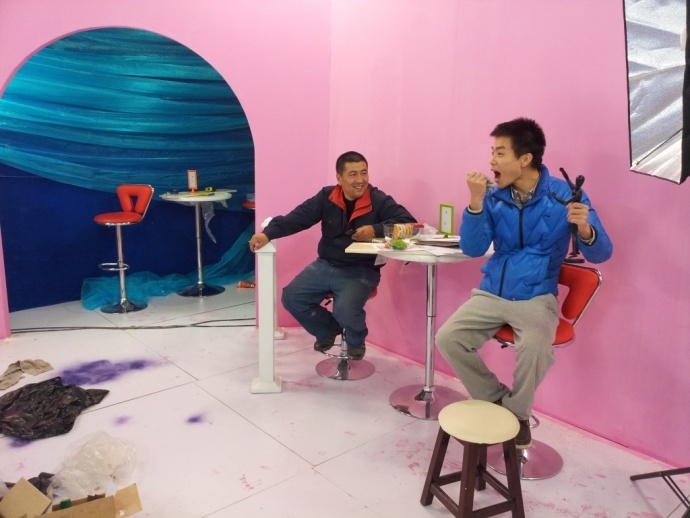 《开心球场》从无到有.感谢!出品人岳宝柱、王亚娟，制片人岳千荷，制片主任高志春，导演魏冬雷，摄影赵迪，外联制片刘传江，美术王彤，后期制作兰健等奋战在第一线上的兄弟姐妹们！We can Do it！