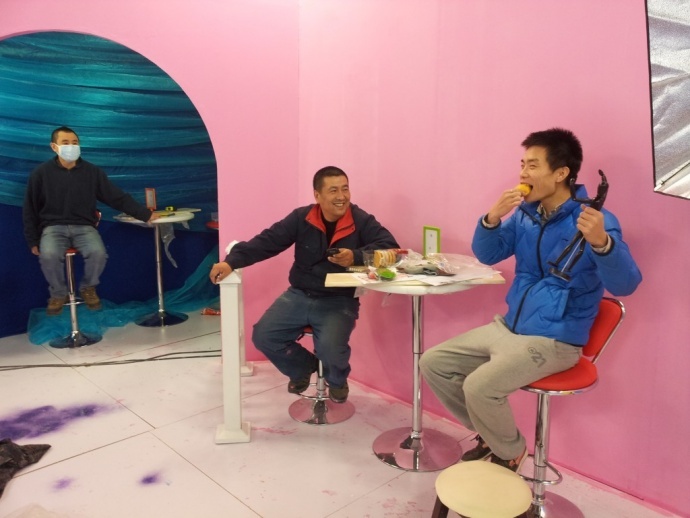 《开心球场》从无到有.感谢!出品人岳宝柱、王亚娟，制片人岳千荷，制片主任高志春，导演魏冬雷，摄影赵迪，外联制片刘传江，美术王彤，后期制作兰健等奋战在第一线上的兄弟姐妹们！We can Do it！