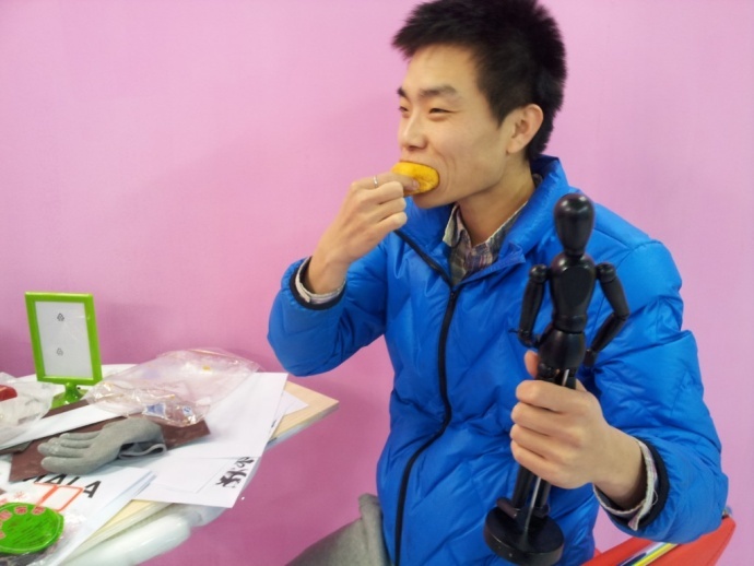 《开心球场》从无到有.感谢!出品人岳宝柱、王亚娟，制片人岳千荷，制片主任高志春，导演魏冬雷，摄影赵迪，外联制片刘传江，美术王彤，后期制作兰健等奋战在第一线上的兄弟姐妹们！We can Do it！