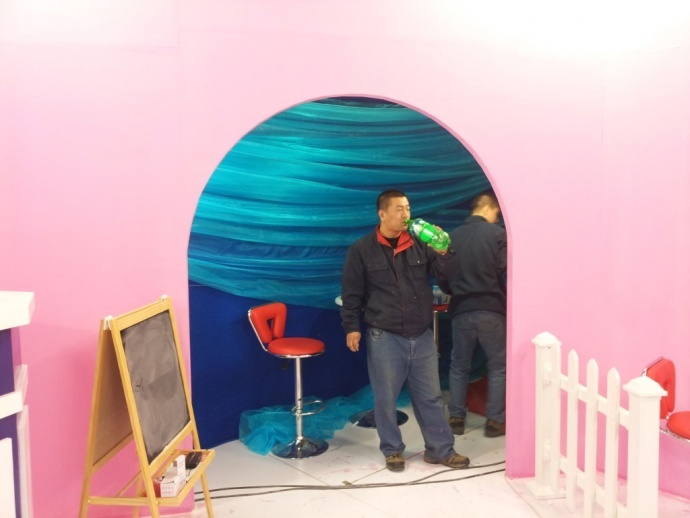 《开心球场》从无到有.感谢!出品人岳宝柱、王亚娟，制片人岳千荷，制片主任高志春，导演魏冬雷，摄影赵迪，外联制片刘传江，美术王彤，后期制作兰健等奋战在第一线上的兄弟姐妹们！We can Do it！