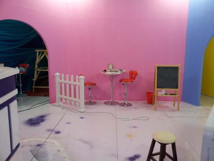 《开心球场》从无到有.感谢!出品人岳宝柱、王亚娟，制片人岳千荷，制片主任高志春，导演魏冬雷，摄影赵迪，外联制片刘传江，美术王彤，后期制作兰健等奋战在第一线上的兄弟姐妹们！We can Do it！