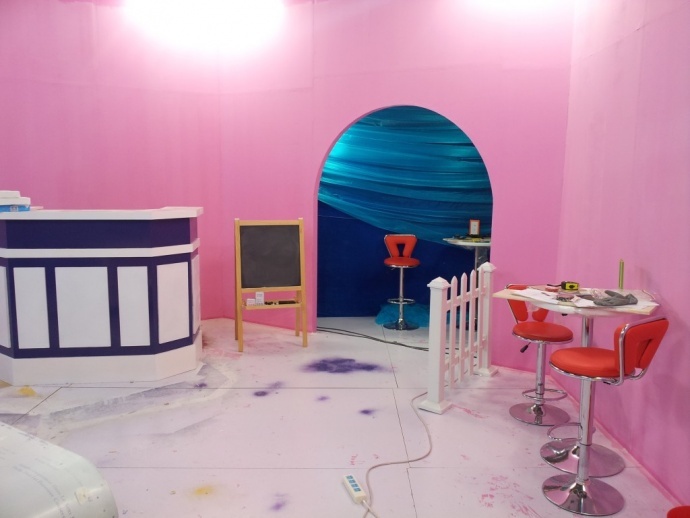 《开心球场》从无到有.感谢!出品人岳宝柱、王亚娟，制片人岳千荷，制片主任高志春，导演魏冬雷，摄影赵迪，外联制片刘传江，美术王彤，后期制作兰健等奋战在第一线上的兄弟姐妹们！We can Do it！