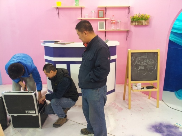 《开心球场》从无到有.感谢!出品人岳宝柱、王亚娟，制片人岳千荷，制片主任高志春，导演魏冬雷，摄影赵迪，外联制片刘传江，美术王彤，后期制作兰健等奋战在第一线上的兄弟姐妹们！We can Do it！