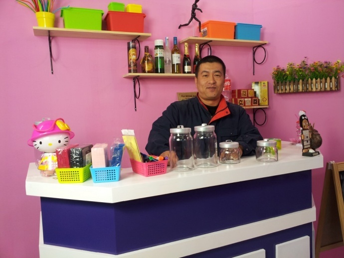 《开心球场》从无到有.感谢!出品人岳宝柱、王亚娟，制片人岳千荷，制片主任高志春，导演魏冬雷，摄影赵迪，外联制片刘传江，美术王彤，后期制作兰健等奋战在第一线上的兄弟姐妹们！We can Do it！