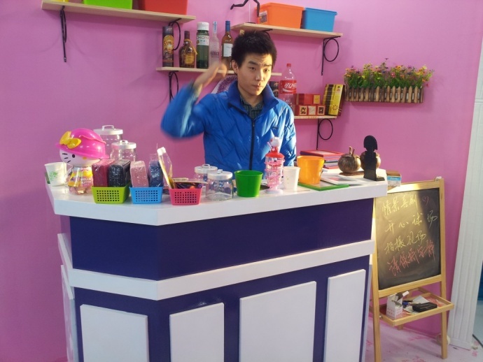 《开心球场》从无到有.感谢!出品人岳宝柱、王亚娟，制片人岳千荷，制片主任高志春，导演魏冬雷，摄影赵迪，外联制片刘传江，美术王彤，后期制作兰健等奋战在第一线上的兄弟姐妹们！We can Do it！