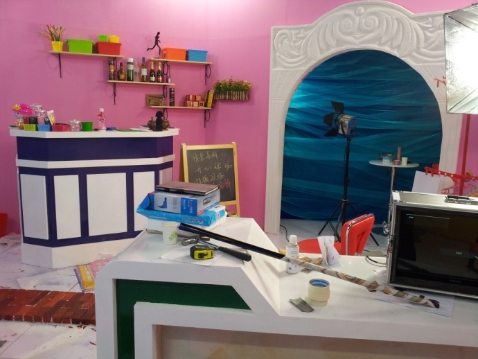 《开心球场》从无到有.感谢!出品人岳宝柱、王亚娟，制片人岳千荷，制片主任高志春，导演魏冬雷，摄影赵迪，外联制片刘传江，美术王彤，后期制作兰健等奋战在第一线上的兄弟姐妹们！We can Do it！