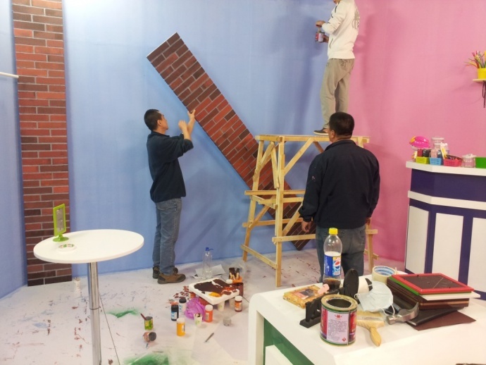 《开心球场》从无到有.感谢!出品人岳宝柱、王亚娟，制片人岳千荷，制片主任高志春，导演魏冬雷，摄影赵迪，外联制片刘传江，美术王彤，后期制作兰健等奋战在第一线上的兄弟姐妹们！We can Do it！