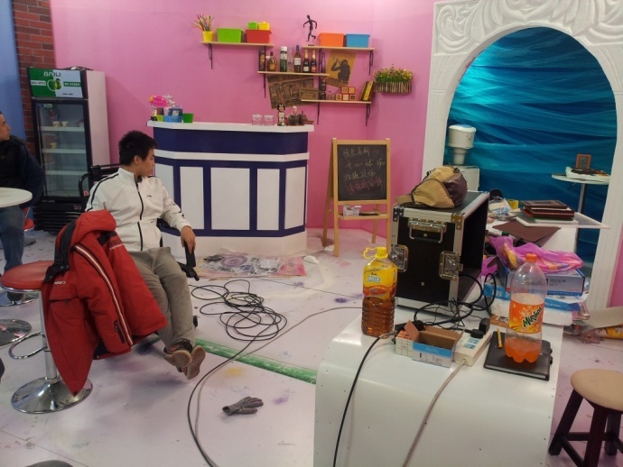 《开心球场》从无到有.感谢!出品人岳宝柱、王亚娟，制片人岳千荷，制片主任高志春，导演魏冬雷，摄影赵迪，外联制片刘传江，美术王彤，后期制作兰健等奋战在第一线上的兄弟姐妹们！We can Do it！