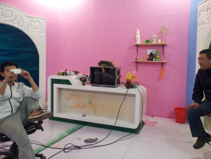 《开心球场》从无到有.感谢!出品人岳宝柱、王亚娟，制片人岳千荷，制片主任高志春，导演魏冬雷，摄影赵迪，外联制片刘传江，美术王彤，后期制作兰健等奋战在第一线上的兄弟姐妹们！We can Do it！