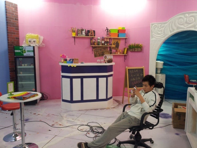 《开心球场》从无到有.感谢!出品人岳宝柱、王亚娟，制片人岳千荷，制片主任高志春，导演魏冬雷，摄影赵迪，外联制片刘传江，美术王彤，后期制作兰健等奋战在第一线上的兄弟姐妹们！We can Do it！