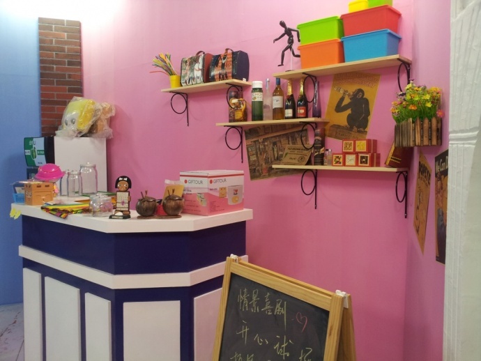 《开心球场》从无到有.感谢!出品人岳宝柱、王亚娟，制片人岳千荷，制片主任高志春，导演魏冬雷，摄影赵迪，外联制片刘传江，美术王彤，后期制作兰健等奋战在第一线上的兄弟姐妹们！We can Do it！