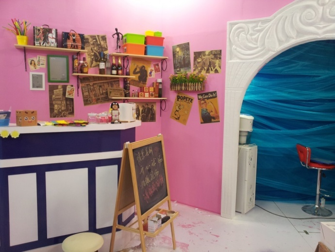 《开心球场》从无到有.感谢!出品人岳宝柱、王亚娟，制片人岳千荷，制片主任高志春，导演魏冬雷，摄影赵迪，外联制片刘传江，美术王彤，后期制作兰健等奋战在第一线上的兄弟姐妹们！We can Do it！