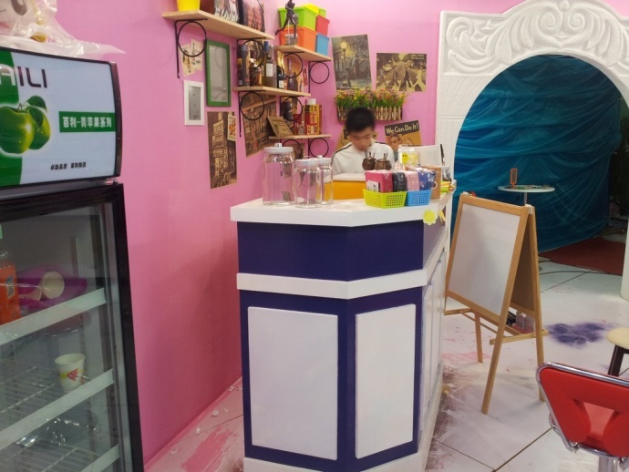 《开心球场》从无到有.感谢!出品人岳宝柱、王亚娟，制片人岳千荷，制片主任高志春，导演魏冬雷，摄影赵迪，外联制片刘传江，美术王彤，后期制作兰健等奋战在第一线上的兄弟姐妹们！We can Do it！