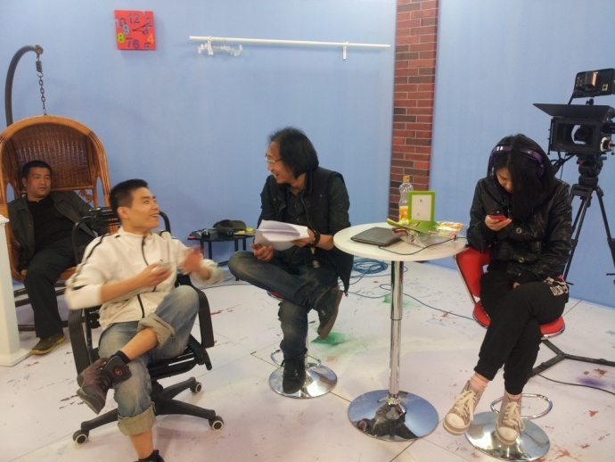 《开心球场》从无到有.感谢!出品人岳宝柱、王亚娟，制片人岳千荷，制片主任高志春，导演魏冬雷，摄影赵迪，外联制片刘传江，美术王彤，后期制作兰健等奋战在第一线上的兄弟姐妹们！We can Do it！