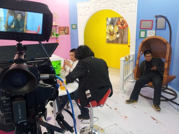 《开心球场》从无到有.感谢!出品人岳宝柱、王亚娟，制片人岳千荷，制片主任高志春，导演魏冬雷，摄影赵迪，外联制片刘传江，美术王彤，后期制作兰健等奋战在第一线上的兄弟姐妹们！We can Do it！