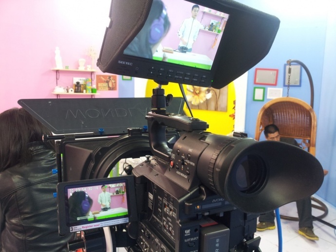 《开心球场》从无到有.感谢!出品人岳宝柱、王亚娟，制片人岳千荷，制片主任高志春，导演魏冬雷，摄影赵迪，外联制片刘传江，美术王彤，后期制作兰健等奋战在第一线上的兄弟姐妹们！We can Do it！