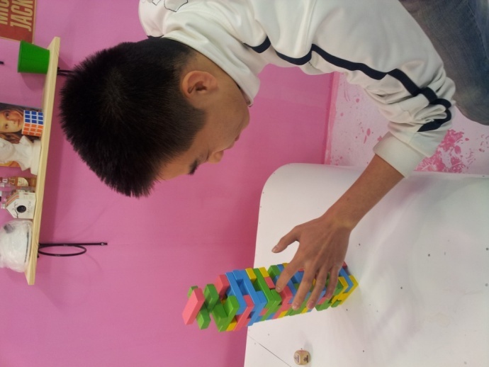 《开心球场》从无到有.感谢!出品人岳宝柱、王亚娟，制片人岳千荷，制片主任高志春，导演魏冬雷，摄影赵迪，外联制片刘传江，美术王彤，后期制作兰健等奋战在第一线上的兄弟姐妹们！We can Do it！