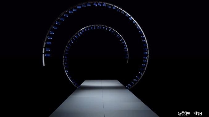100台手机组成螺旋状的“矩阵” 拍摄时尚视频！