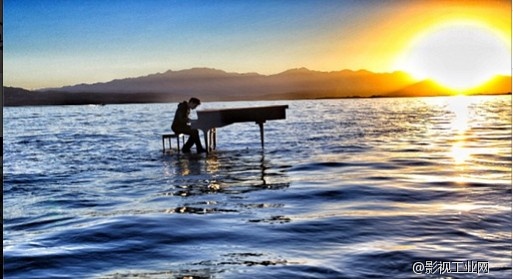 【极限运动总是需要一个极限摄影师】真实版“海上钢琴师”真实在湖面上弹钢琴，极客实现水面运动拍摄