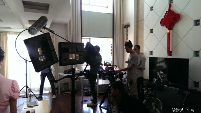 [布光实例] 《一夜情》拍摄现场 全用的是LED灯布光　机器FS700