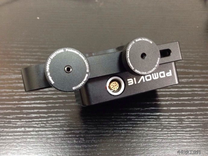 好东西一定要分享给大家！这家的无线跟焦器是一体成型的，手感一流。