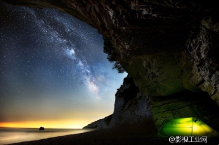【美图欣赏】长曝光下的炫美夺目的漩涡状星辰轨迹