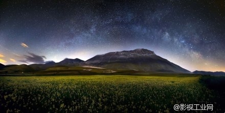 【美图欣赏】长曝光下的炫美夺目的漩涡状星辰轨迹