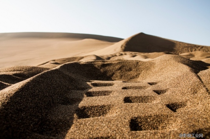 库木塔格沙漠 - 男人与车