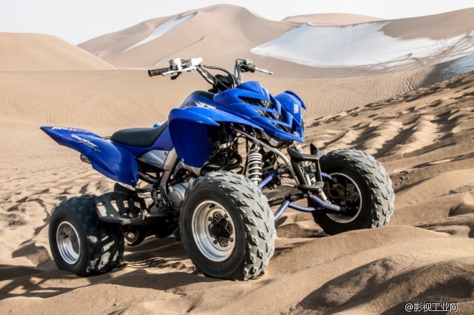 库木塔格沙漠 - 男人与车