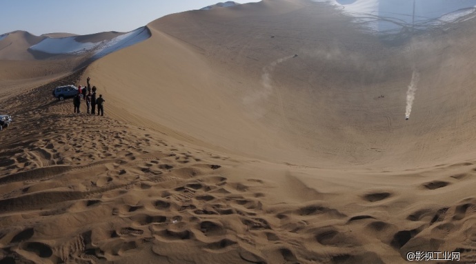库木塔格沙漠 - 男人与车
