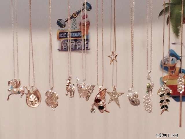 《广州依融贝服装》摄制组凯旋而归。