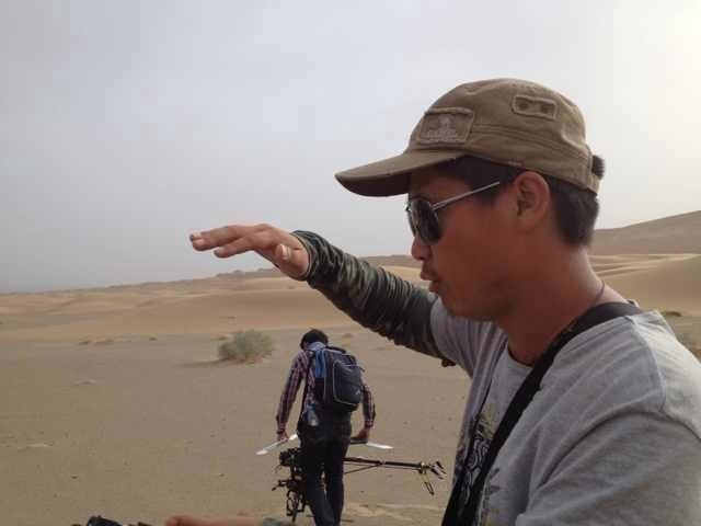 由香港导演李仁港执导,成龙、好莱坞影星约翰·库萨克、奥斯卡影帝阿德里安·布劳迪,韩国偶像崔始源,以及国内明星筷子兄弟、吴建豪、林鹏、王若心、林嘉欣等联合主演3D古装动作大片《天将雄师》,航空镜头,敦煌航拍继续拍摄中。